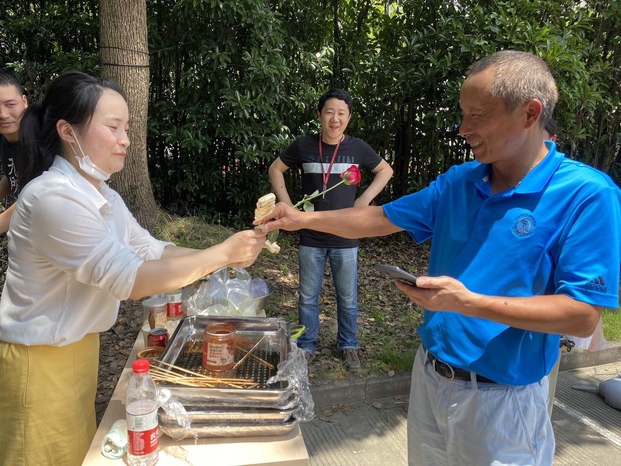 
                            地?cái)俈S公益——我公司開展“義賣集市，友旺喊你來(lái)擺攤啦”活動(dòng)